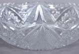 Seis peças diversas de cristal lapidado, sendo:... - Seis peças diversas de cristal lapidado, sendo: porta caviar com borda de metal, bowl, fruteira com lapidação bico de jaca com base de metal, 2 ...