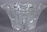 Seis peças diversas de cristal lapidado, sendo:... - Seis peças diversas de cristal lapidado, sendo: porta caviar com borda de metal, bowl, fruteira com lapidação bico de jaca com base de metal, 2 ...