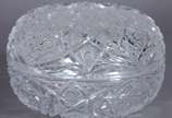 Seis peças diversas de cristal lapidado, sendo:... - Seis peças diversas de cristal lapidado, sendo: porta caviar com borda de metal, bowl, fruteira com lapidação bico de jaca com base de metal, 2 ...