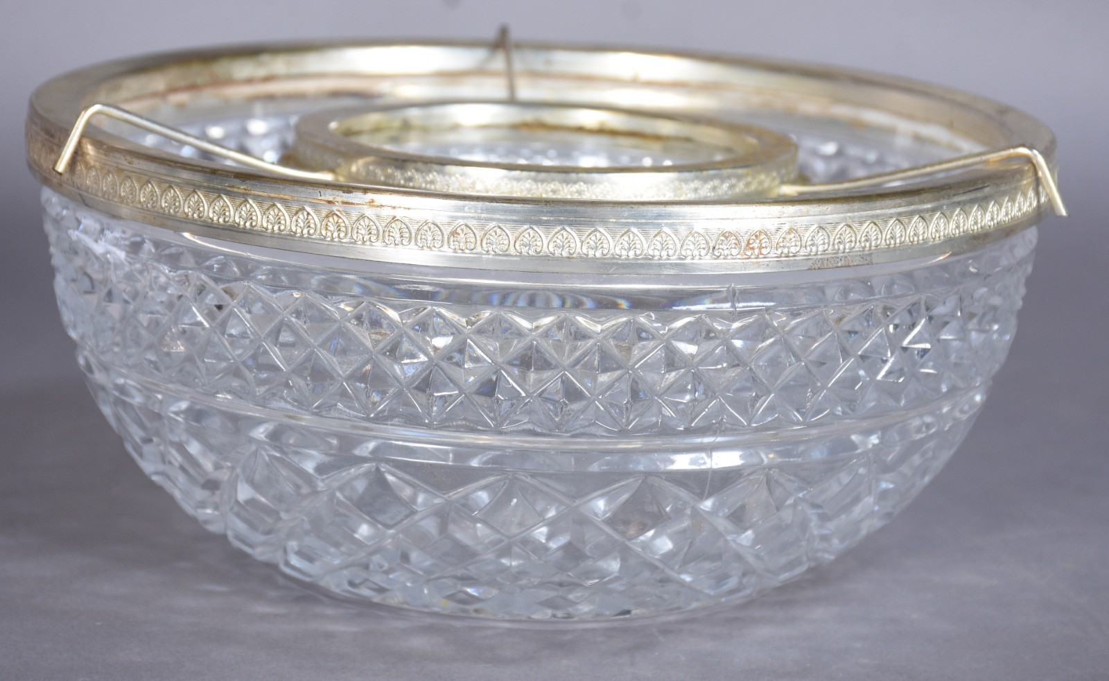 Seis peças diversas de cristal lapidado, sendo: porta caviar com... - foto 9 de 11