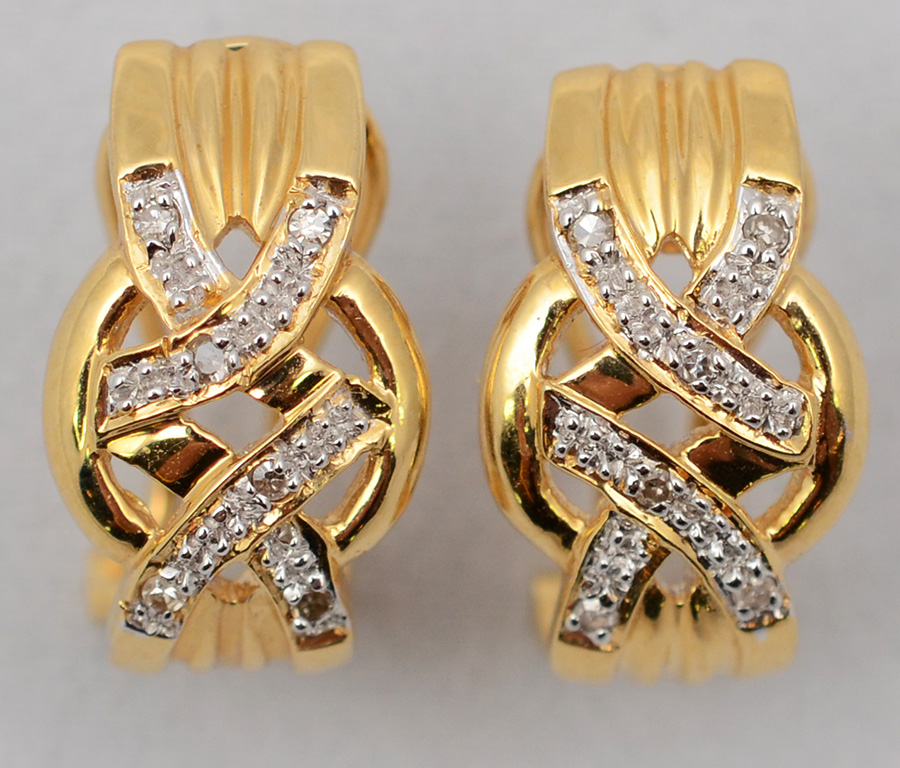Par de brincos em ouro amarelo 18 k com aproximadamente 15...