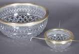 Seis peças diversas de cristal lapidado, sendo:... - Seis peças diversas de cristal lapidado, sendo: porta caviar com borda de metal, bowl, fruteira com lapidação bico de jaca com base de metal, 2 ...