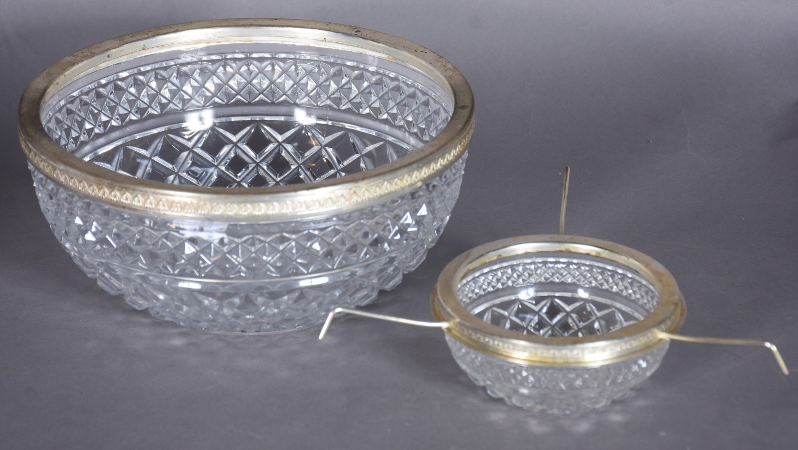 Seis peças diversas de cristal lapidado, sendo: porta caviar com... - foto 10 de 11