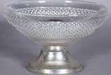 Seis peças diversas de cristal lapidado, sendo:... - Seis peças diversas de cristal lapidado, sendo: porta caviar com borda de metal, bowl, fruteira com lapidação bico de jaca com base de metal, 2 ...