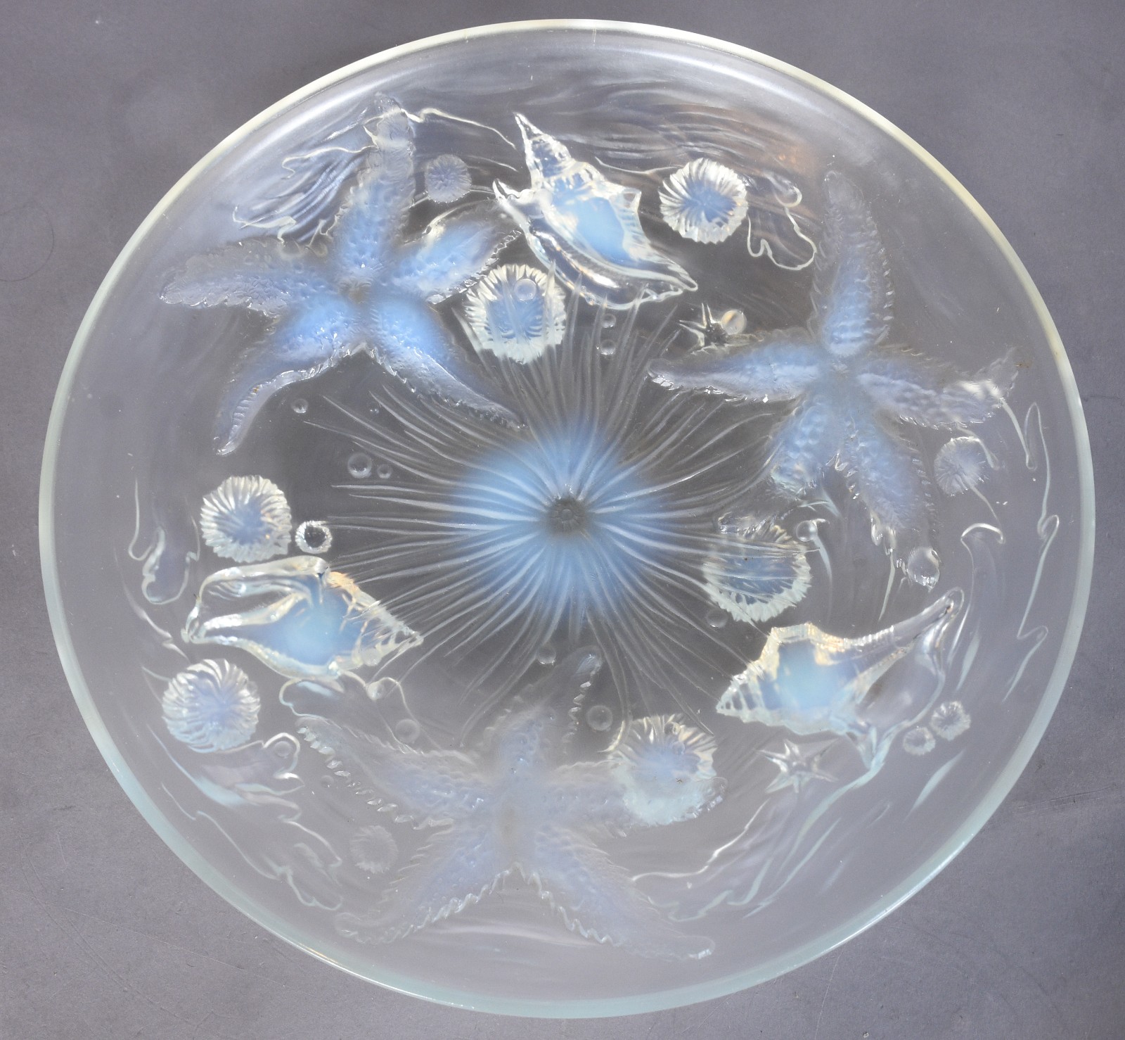 Prato de cristal frances opalescente decorado com elementos marinhos... - foto 1 de 6