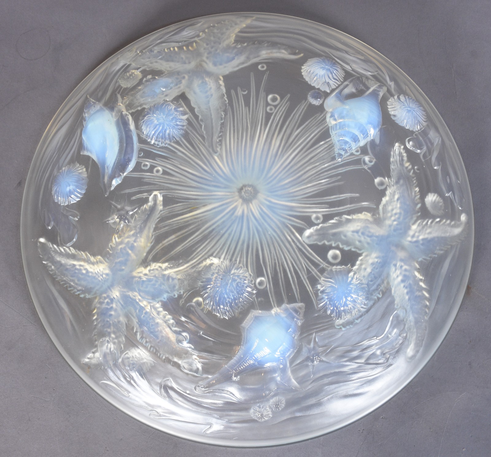 Prato de cristal frances opalescente decorado com elementos marinhos... - foto 4 de 6