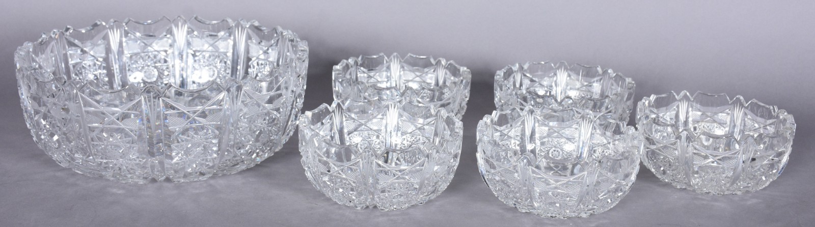 Conjunto de saladeira com 5 bowls de cristal lapidado. Mínimos... - foto 2 de 7