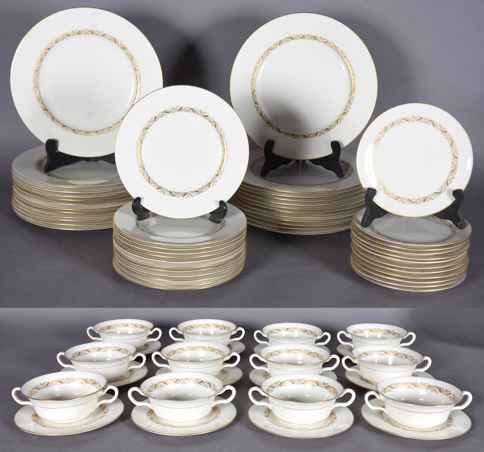 Serviço de jantar de porcelana americana na cor bege com friso... - foto 1 de 7