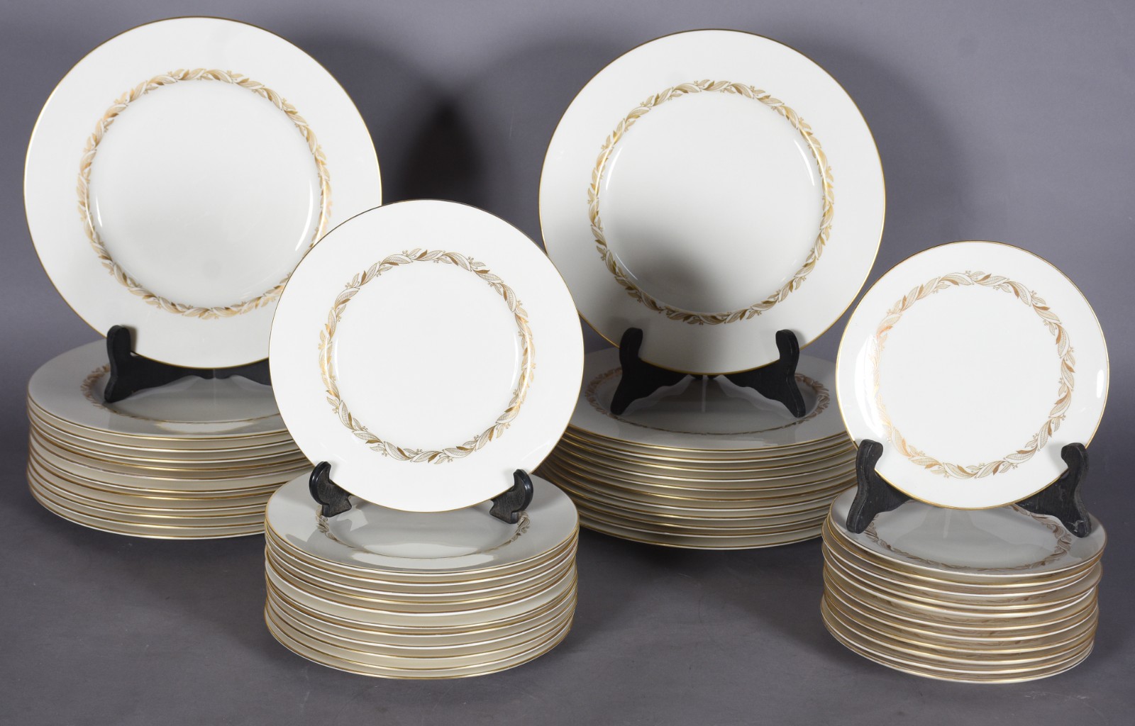 Serviço de jantar de porcelana americana na cor bege com friso... - foto 2 de 7