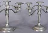 Par de candelabros de metal para 5 velas cada (... - Par de candelabros de metal para 5 velas cada (desgastes no metal).