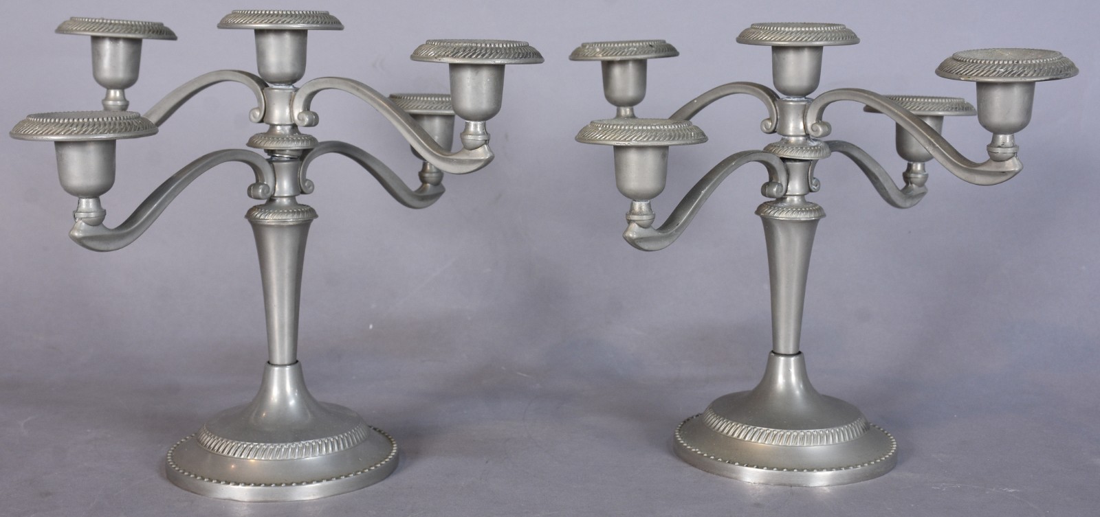 Par de candelabros de metal para 5 velas cada (desgastes no metal). - foto 1 de 3
