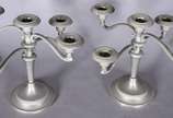 Par de candelabros de metal para 5 velas cada (... - Par de candelabros de metal para 5 velas cada (desgastes no metal).