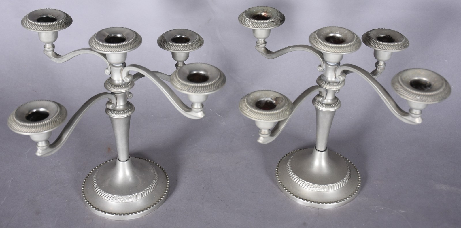 Par de candelabros de metal para 5 velas cada (desgastes no metal). - foto 2 de 3