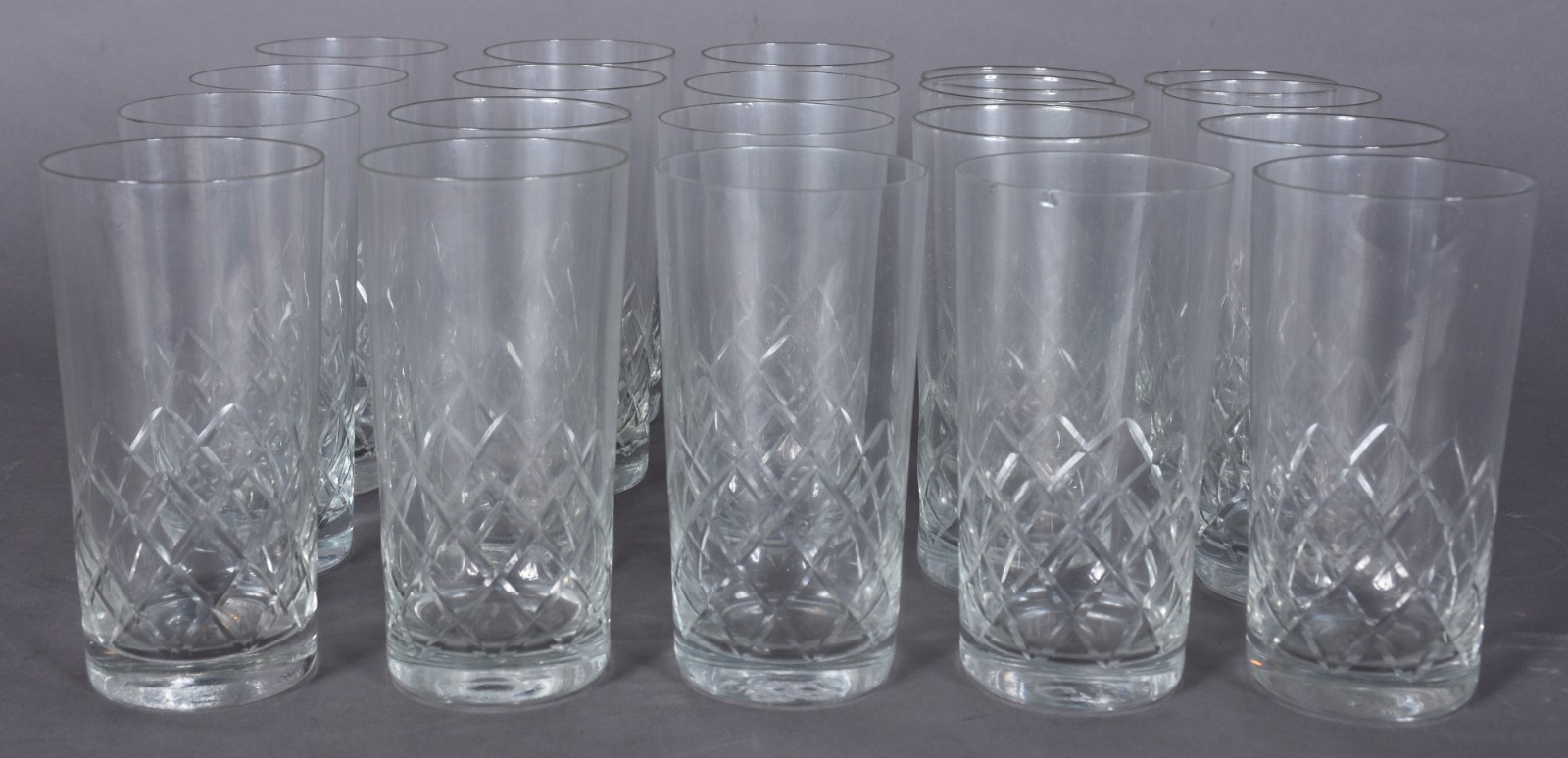 Conjunto com vinte copos longos de cristal lapidado. - foto 1 de 4