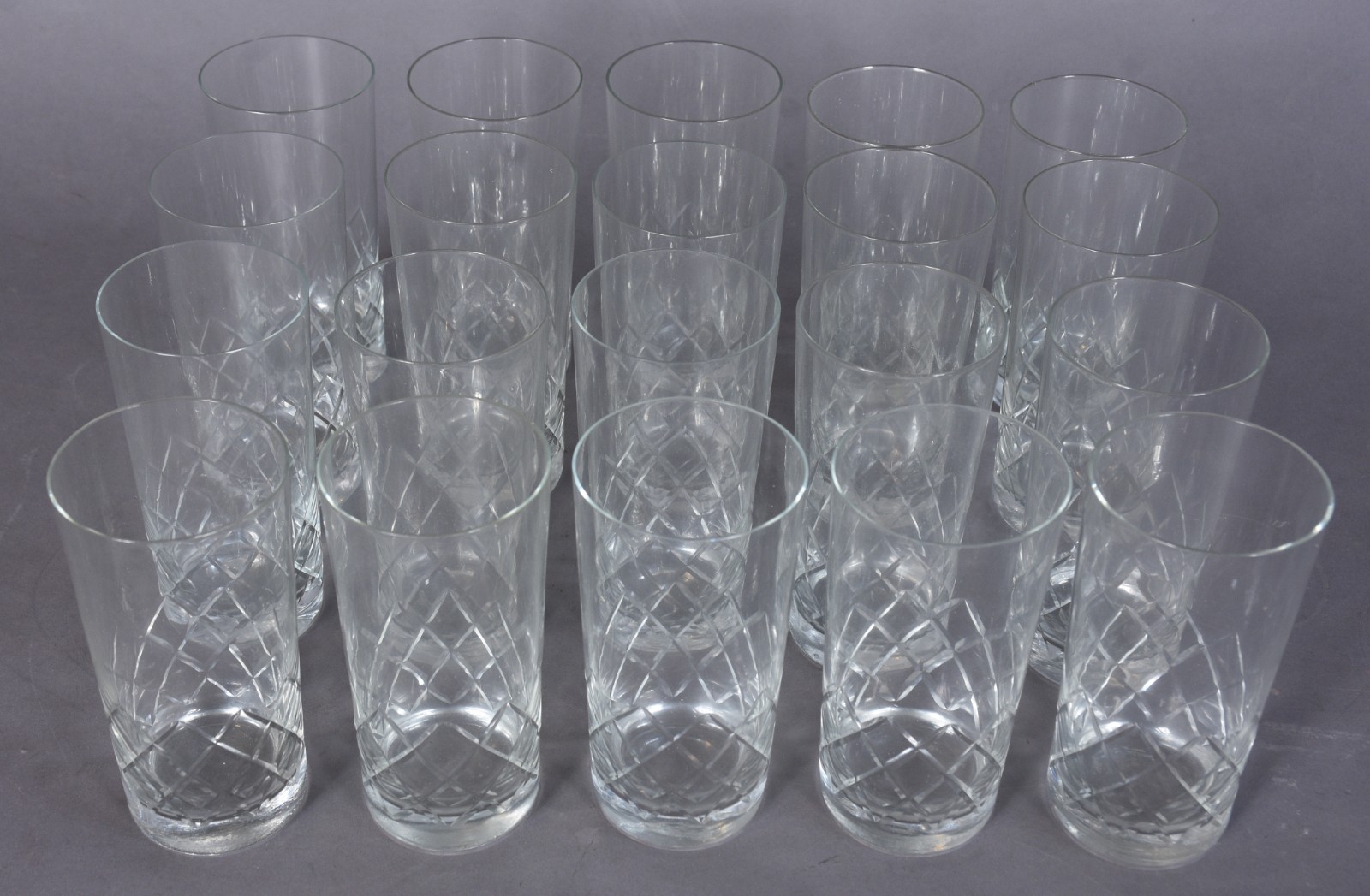 Conjunto com vinte copos longos de cristal lapidado. - foto 2 de 4