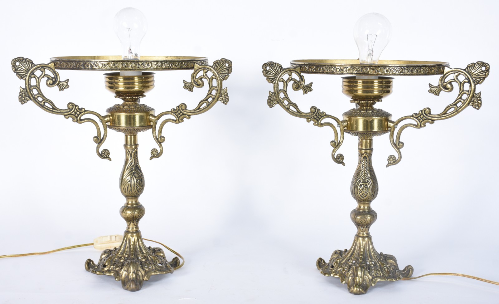Par de abatjoures de metal dourado com cúpula opalinada. - foto 2 de 5