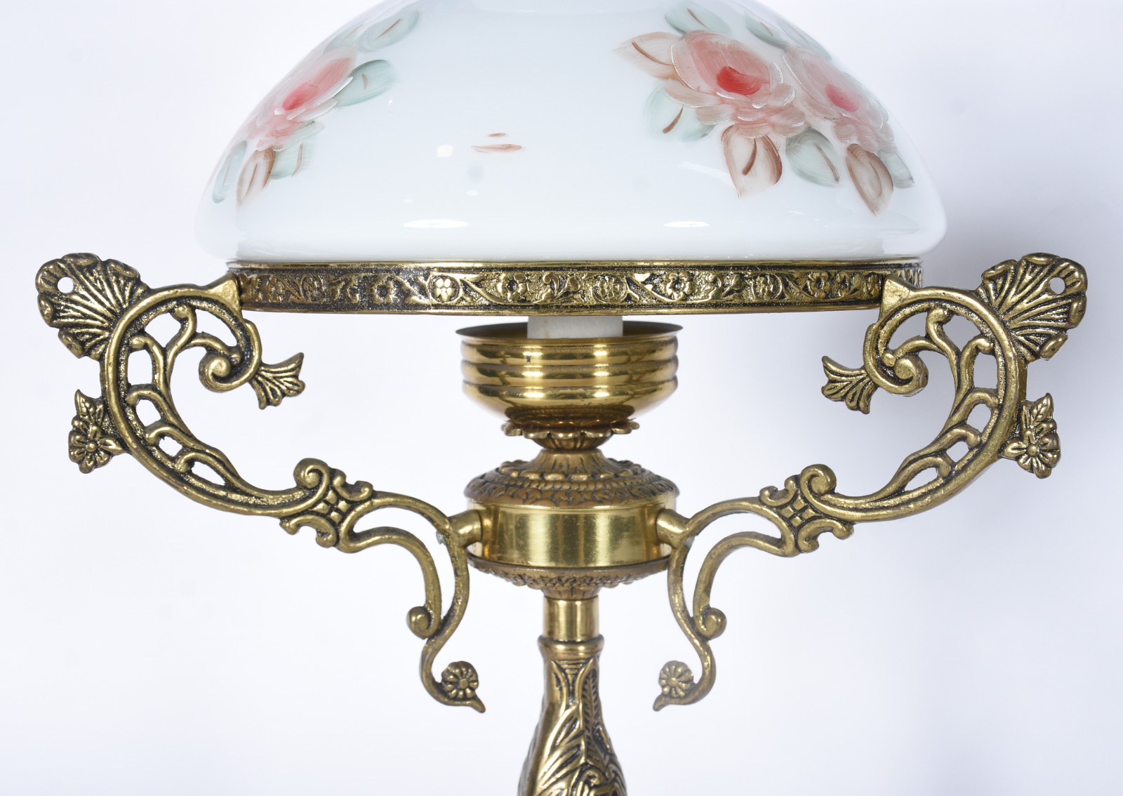 Par de abatjoures de metal dourado com cúpula opalinada. - foto 3 de 5