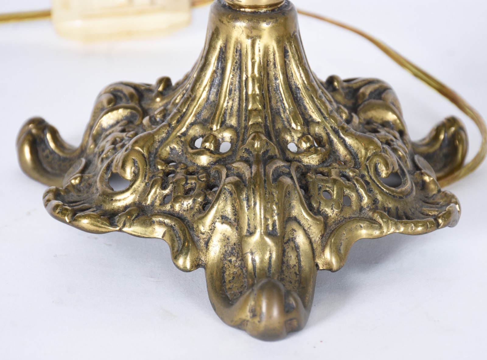 Par de abatjoures de metal dourado com cúpula opalinada. - foto 4 de 5