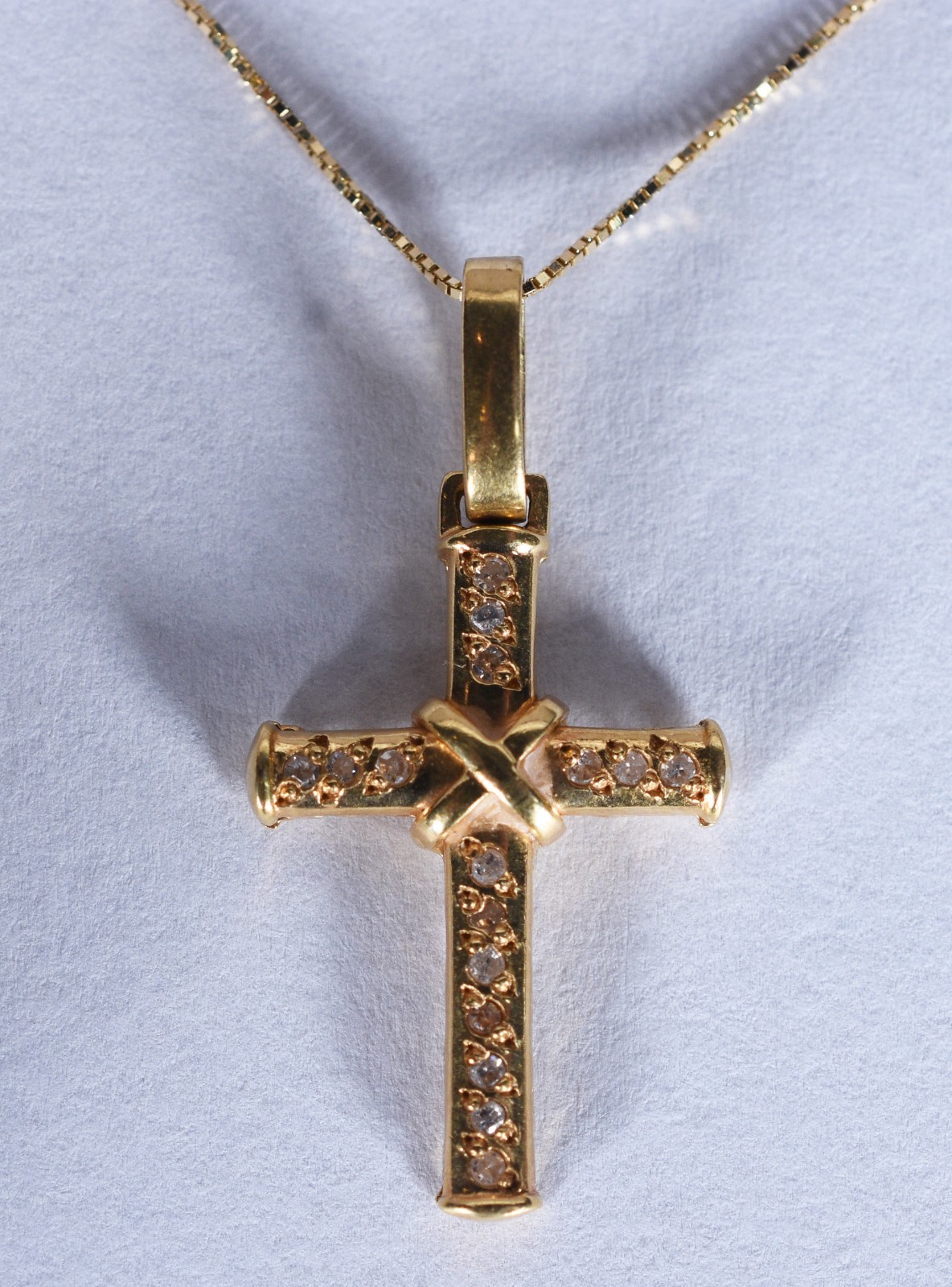 Colar de ouro 18 k, contraste 750 com crucifixo cravejado de... - foto 1 de 7