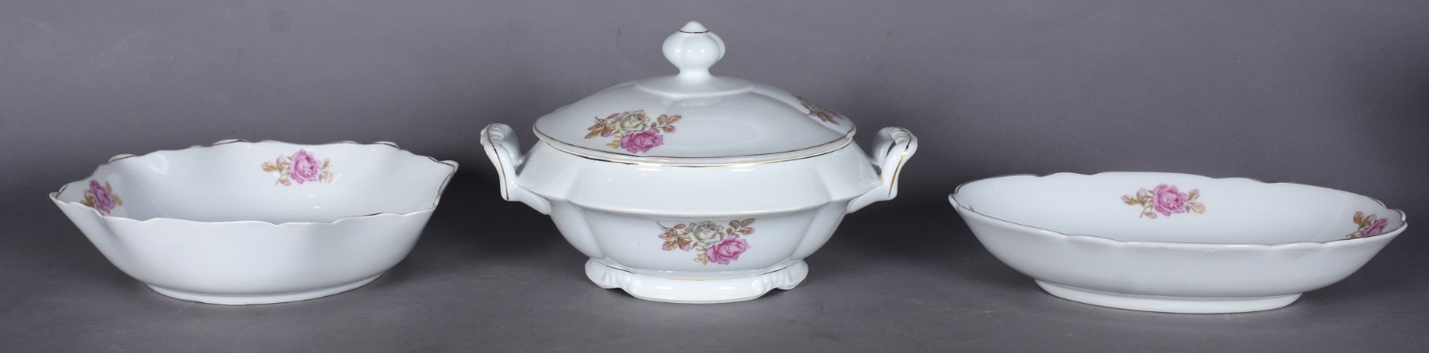 Serviço de jantar de porcelana Real, decorado com flores em... - foto 2 de 11