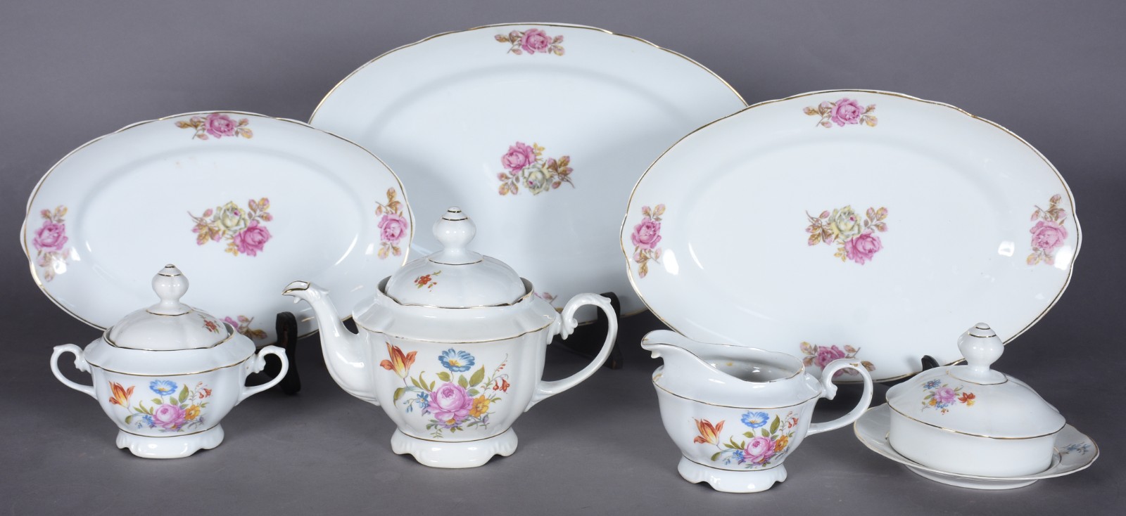 Serviço de jantar de porcelana Real, decorado com flores em... - foto 3 de 11