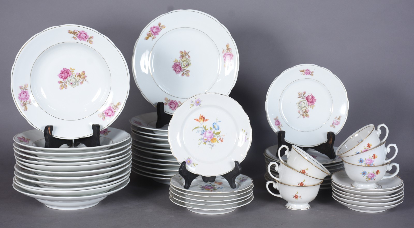 Serviço de jantar de porcelana Real, decorado com flores em... - foto 4 de 11