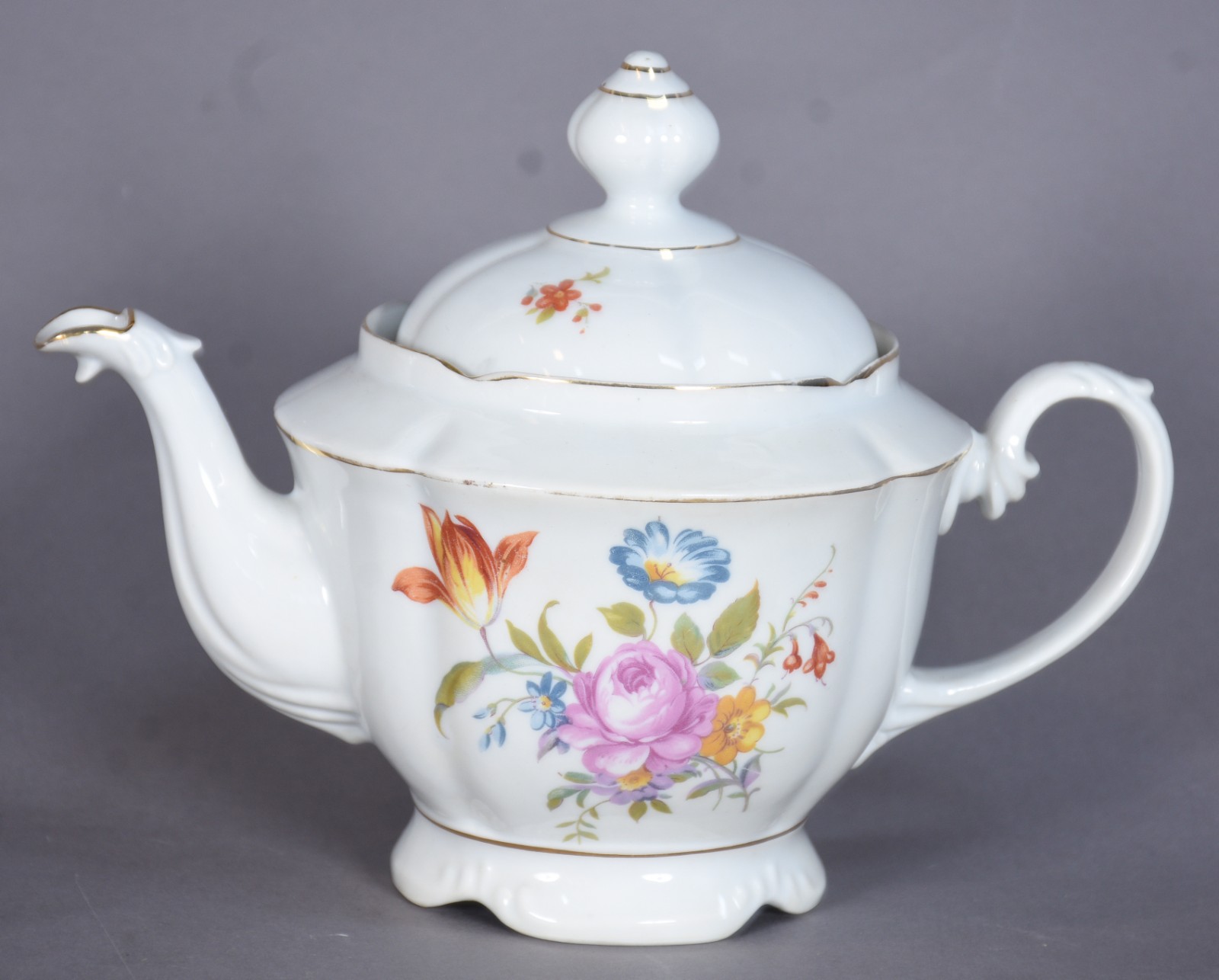 Serviço de jantar de porcelana Real, decorado com flores em... - foto 5 de 11