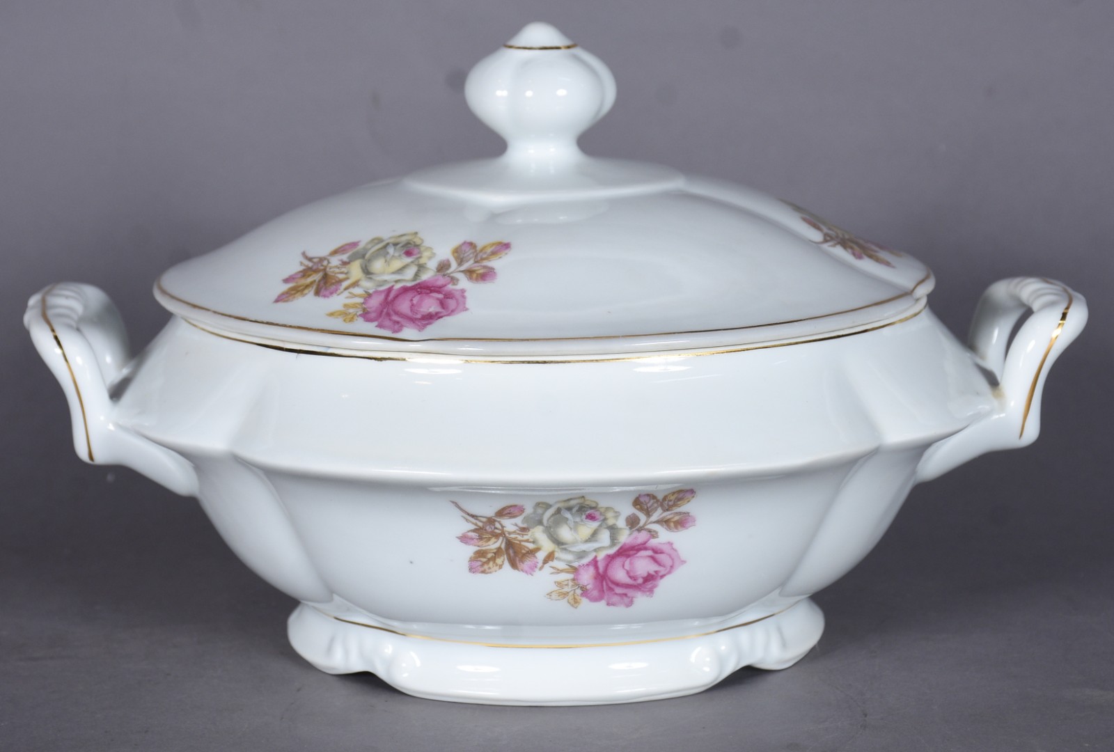 Serviço de jantar de porcelana Real, decorado com flores em... - foto 6 de 11