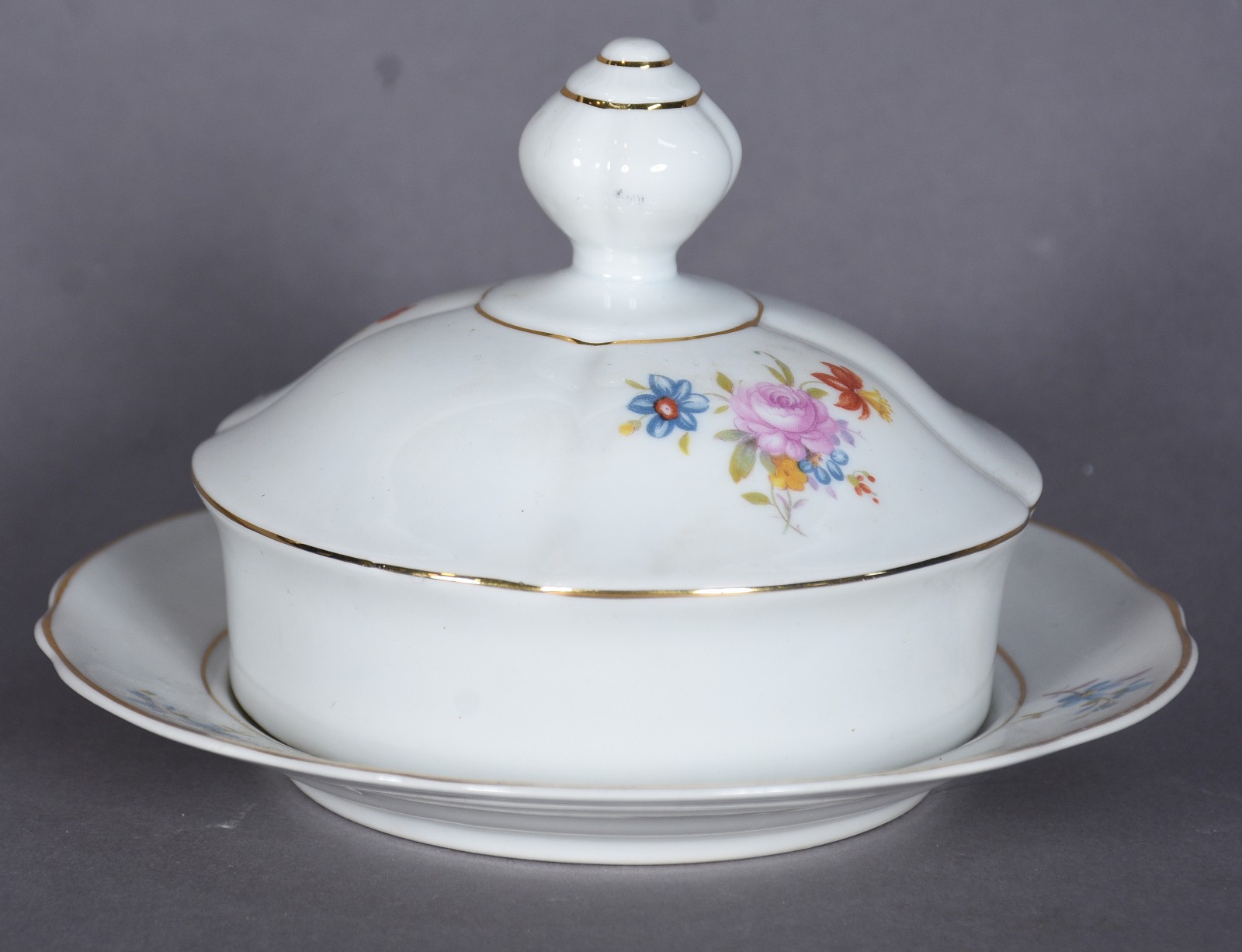 Serviço de jantar de porcelana Real, decorado com flores em... - foto 7 de 11