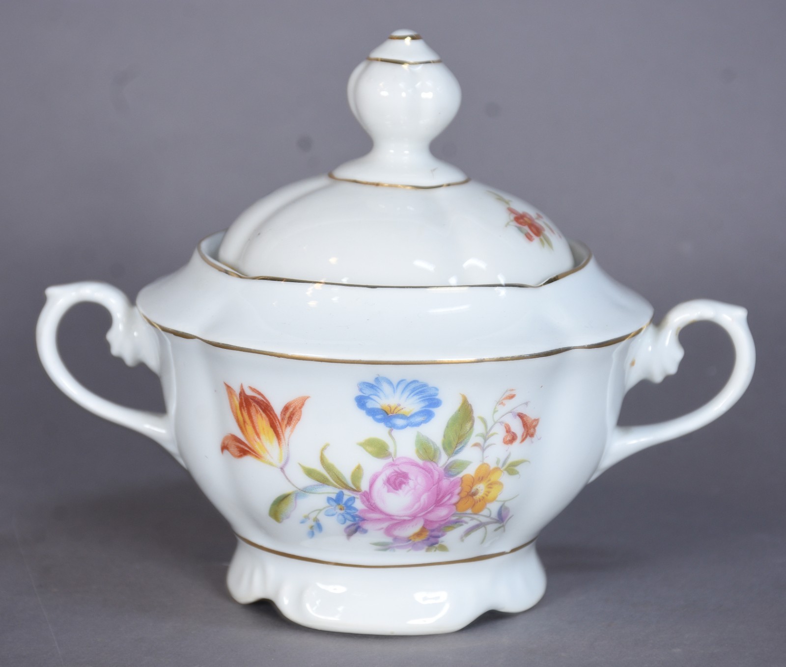 Serviço de jantar de porcelana Real, decorado com flores em... - foto 8 de 11