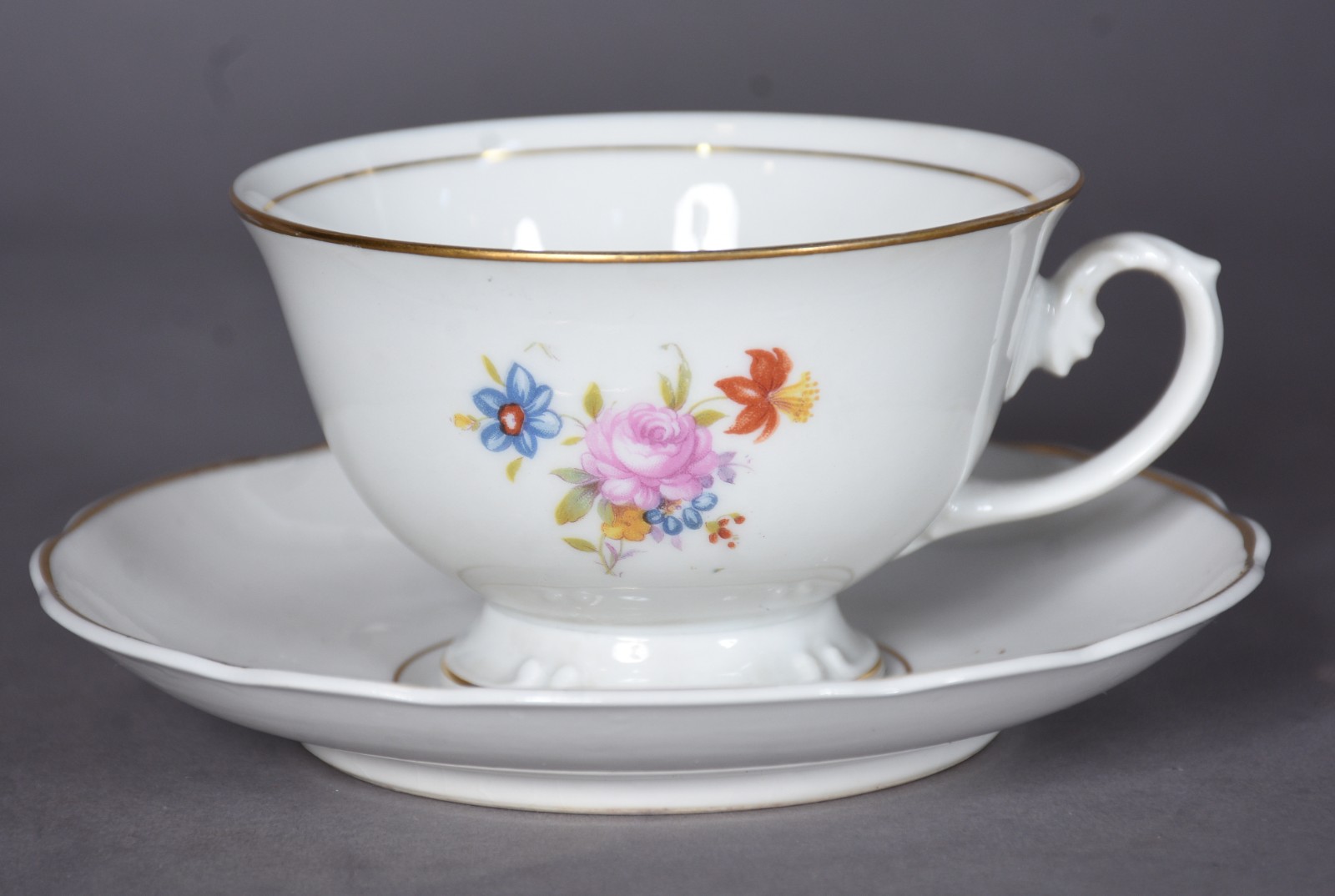 Serviço de jantar de porcelana Real, decorado com flores em... - foto 10 de 11