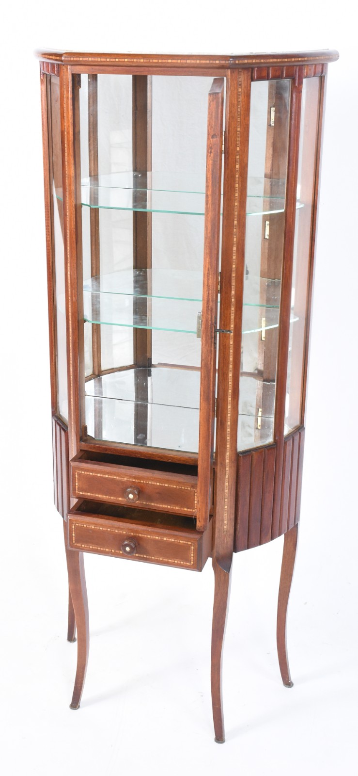 Vitrine de madeira nobre, fundo espelhado, prateleiras de vidro... - foto 2 de 6