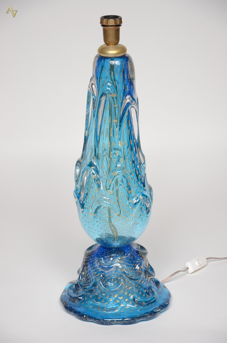 Pé de abajour de murano azul com pó de ouro. Altura 58 cm.