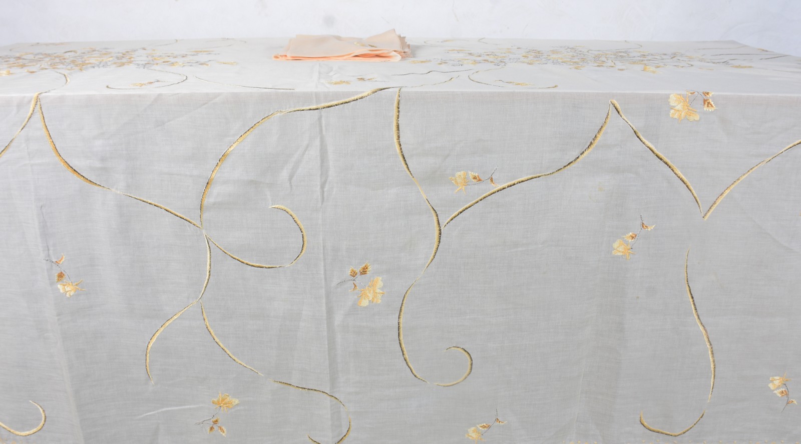 Belíssima toalha de mesa com bordados em tons de amarelo, acompanham... - foto 7 de 10
