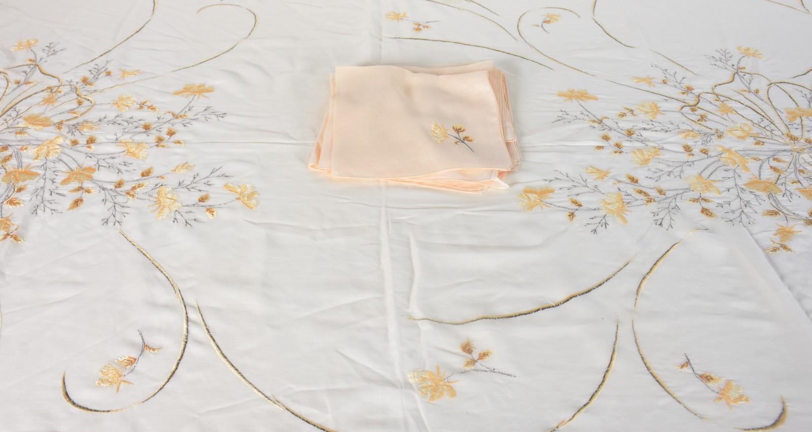 Belíssima toalha de mesa com bordados em tons de amarelo, acompanham... - foto 8 de 10