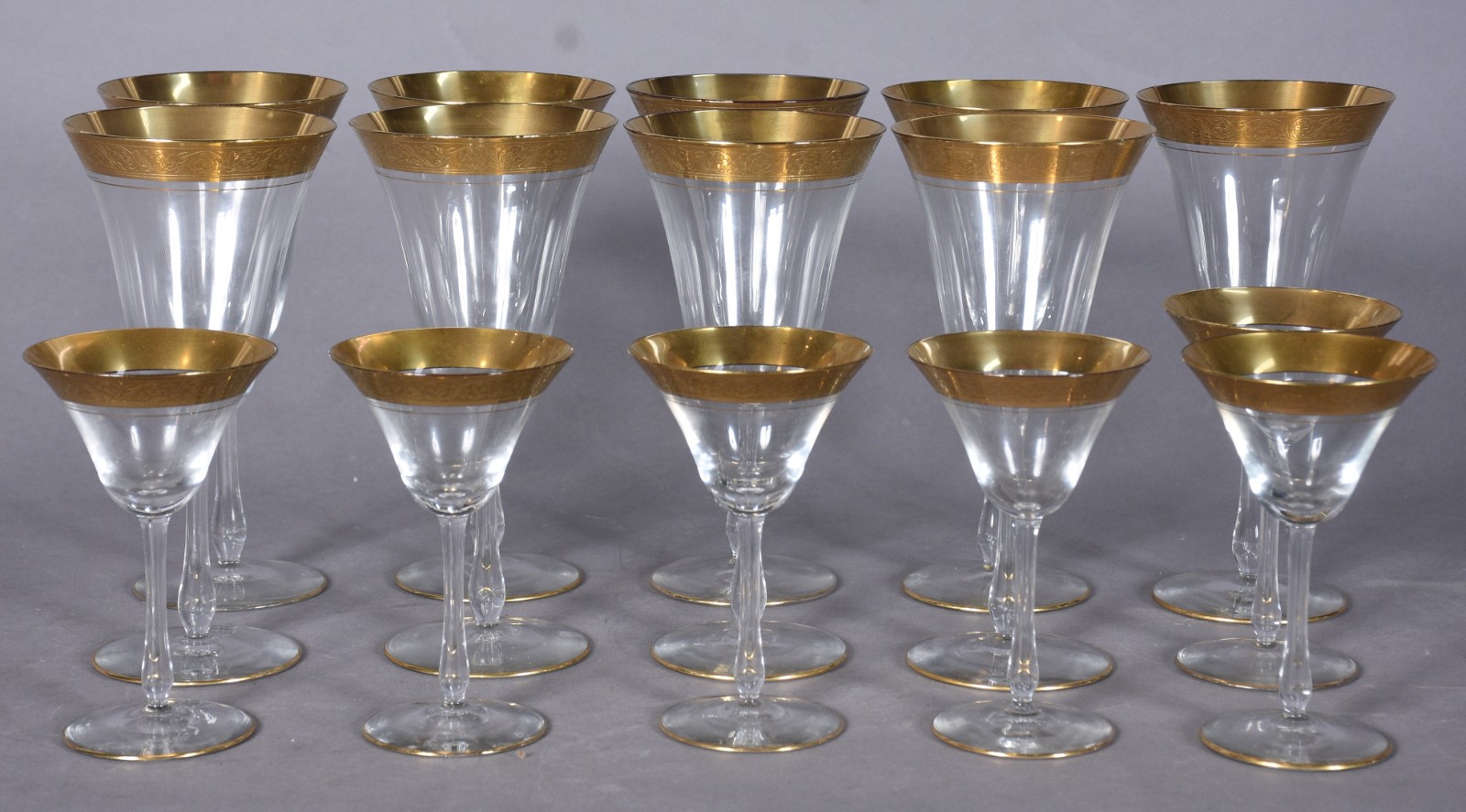 Serviço de taças de cristal com bordas douradas, composto de: 9 para... - foto 1 de 5
