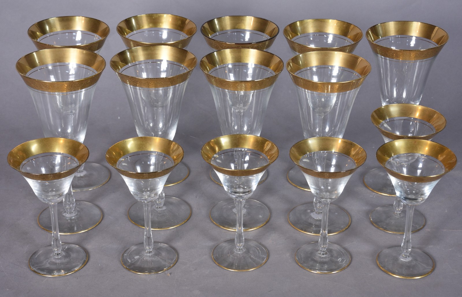 Serviço de taças de cristal com bordas douradas, composto de: 9 para... - foto 2 de 5