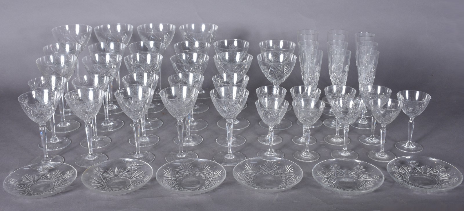Serviço de copos de cristal tcheco lapidado, composto de: 4 para... - foto 1 de 11