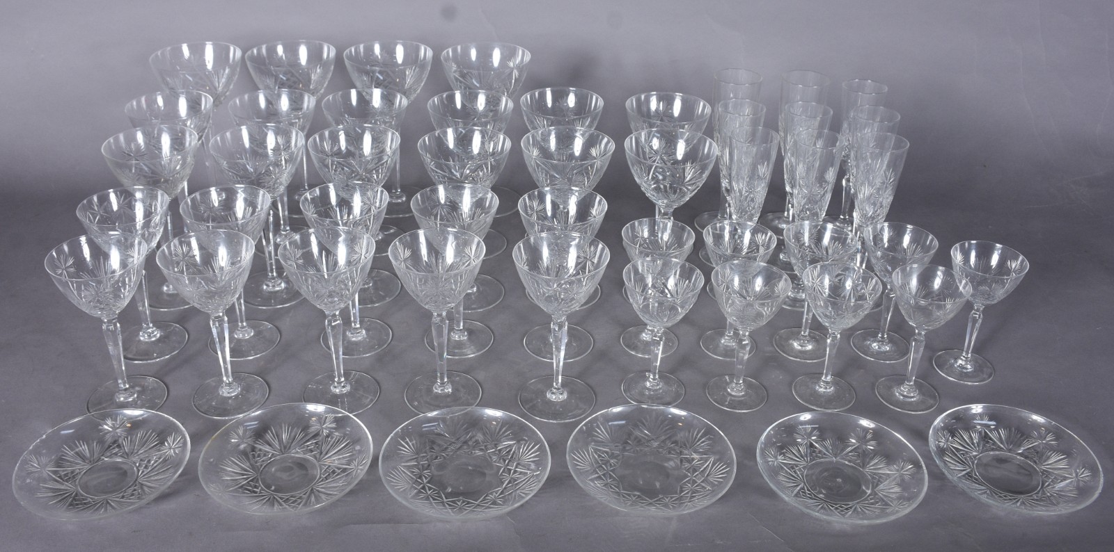Serviço de copos de cristal tcheco lapidado, composto de: 4 para... - foto 2 de 11