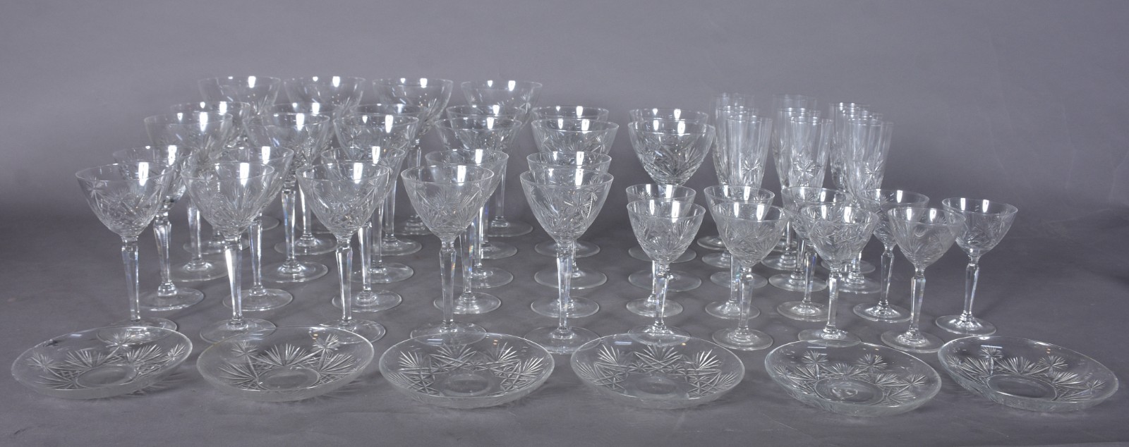 Serviço de copos de cristal tcheco lapidado, composto de: 4 para... - foto 3 de 11
