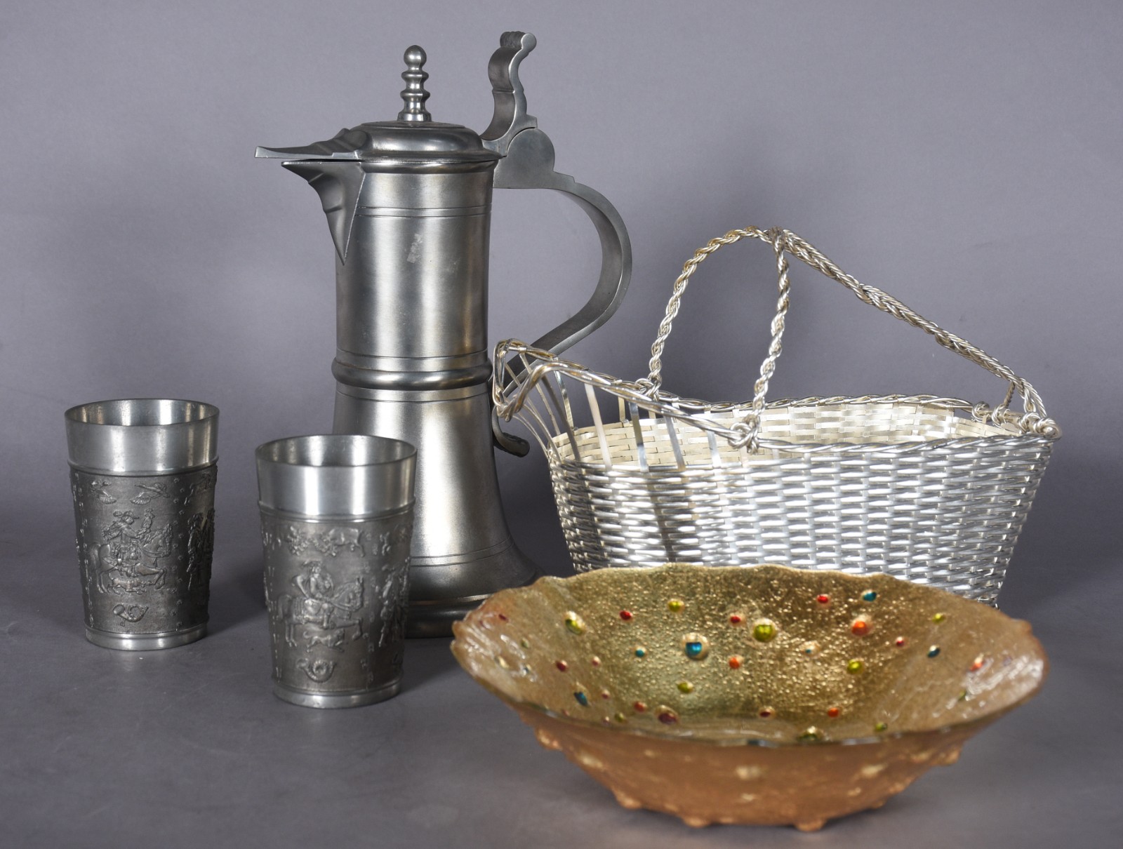 Diversas peças, sendo: jarra e 2 copos de pewter, cesta de metal para... - foto 1 de 8
