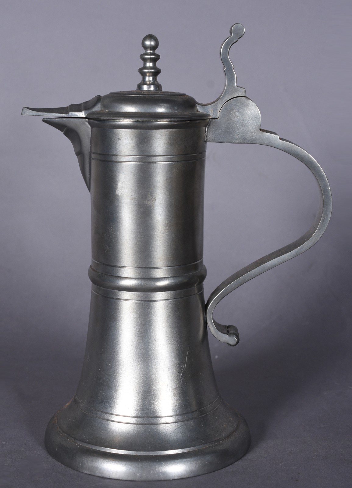 Diversas peças, sendo: jarra e 2 copos de pewter, cesta de metal para... - foto 2 de 8