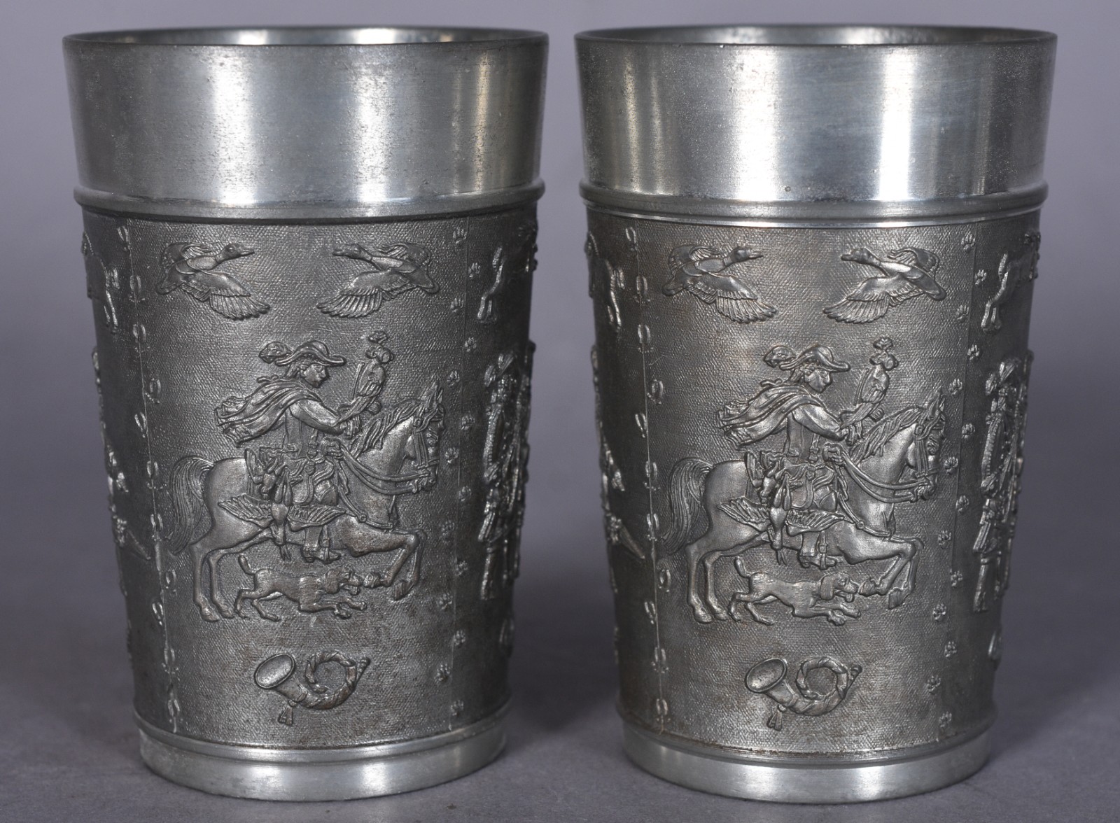 Diversas peças, sendo: jarra e 2 copos de pewter, cesta de metal para... - foto 3 de 8