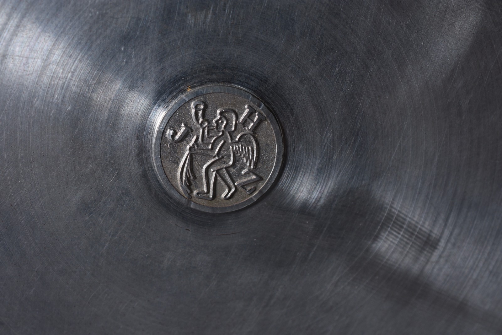 Diversas peças, sendo: jarra e 2 copos de pewter, cesta de metal para... - foto 6 de 8