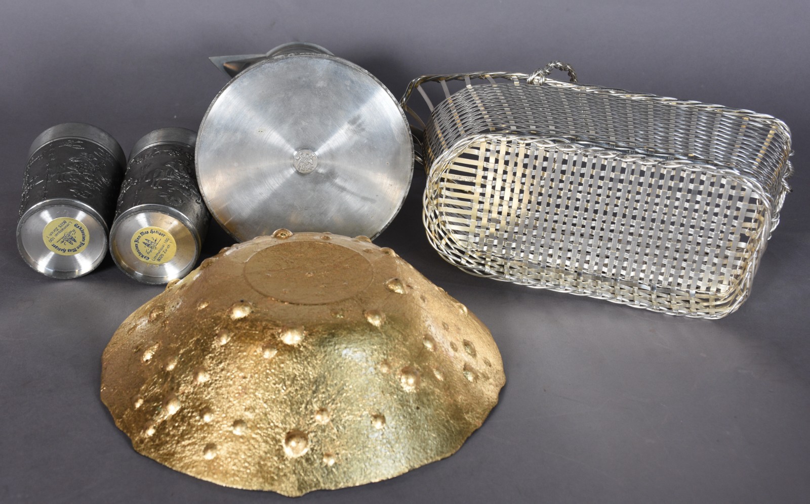 Diversas peças, sendo: jarra e 2 copos de pewter, cesta de metal para... - foto 7 de 8
