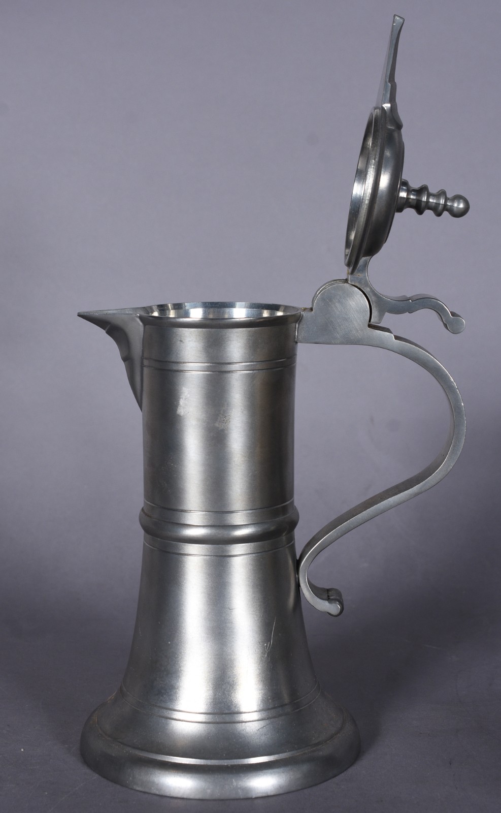 Diversas peças, sendo: jarra e 2 copos de pewter, cesta de metal para... - foto 8 de 8