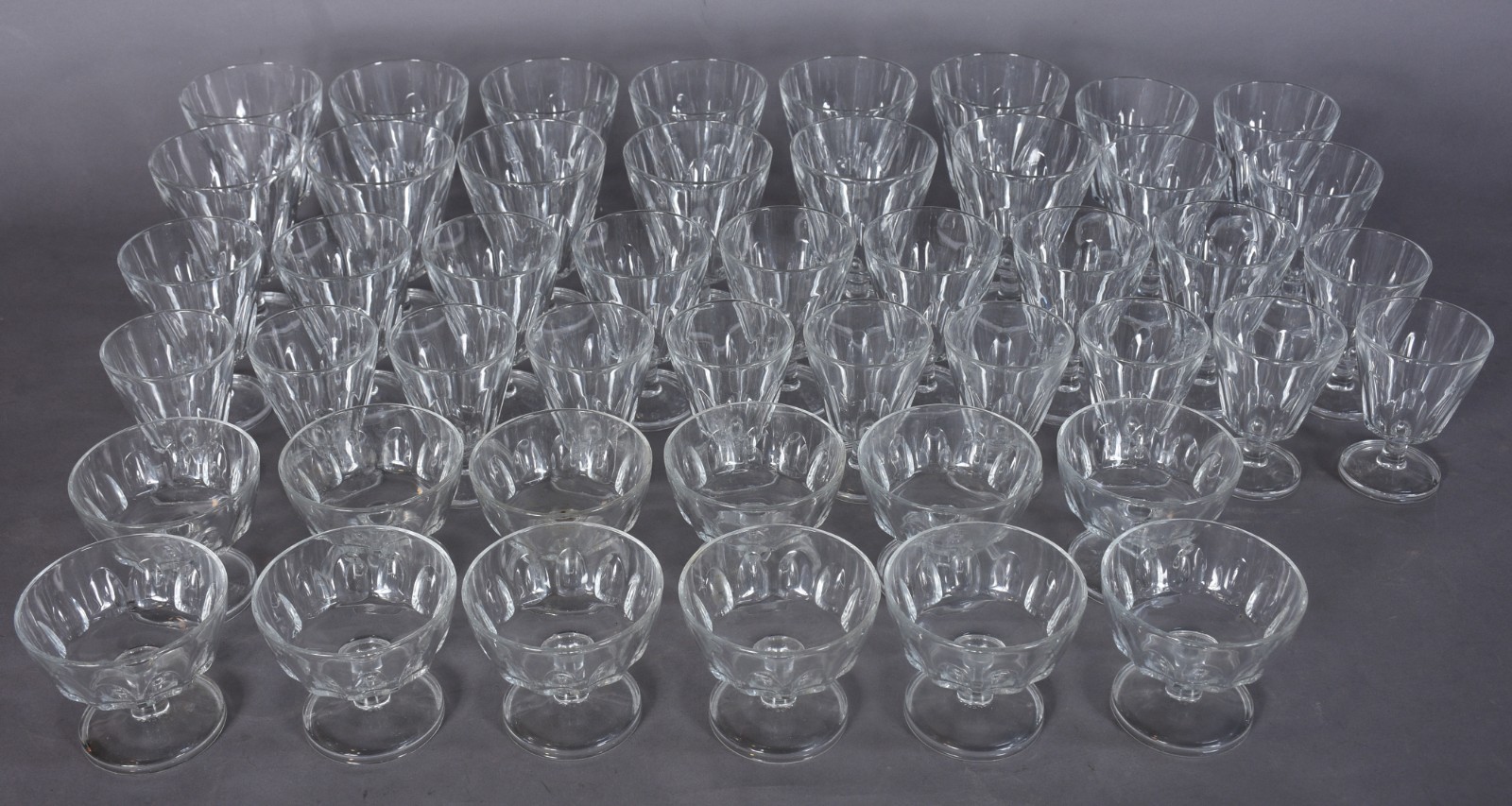 Serviço de copos em demi cristal francês, composto de: 12 taças para... - foto 1 de 4
