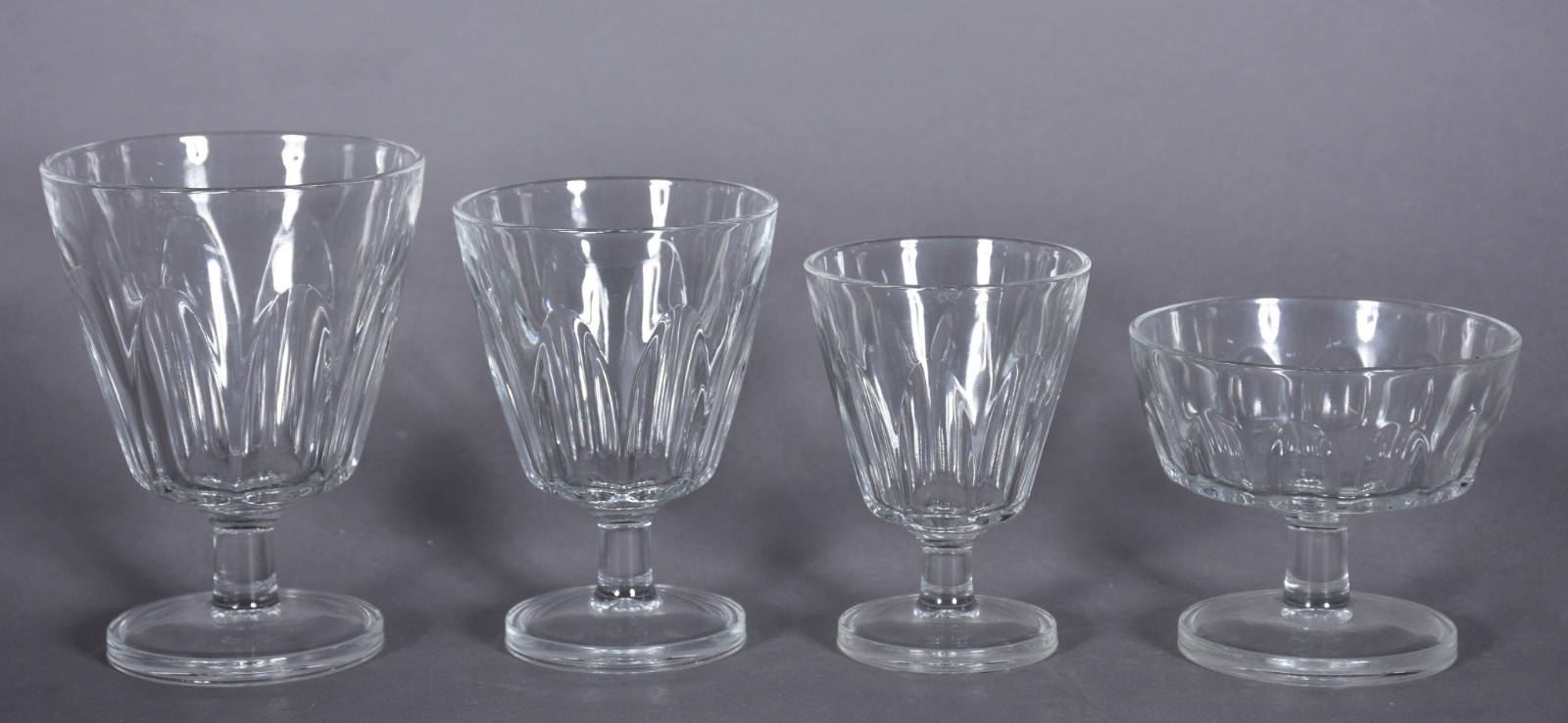 Serviço de copos em demi cristal francês, composto de: 12 taças para... - foto 2 de 4