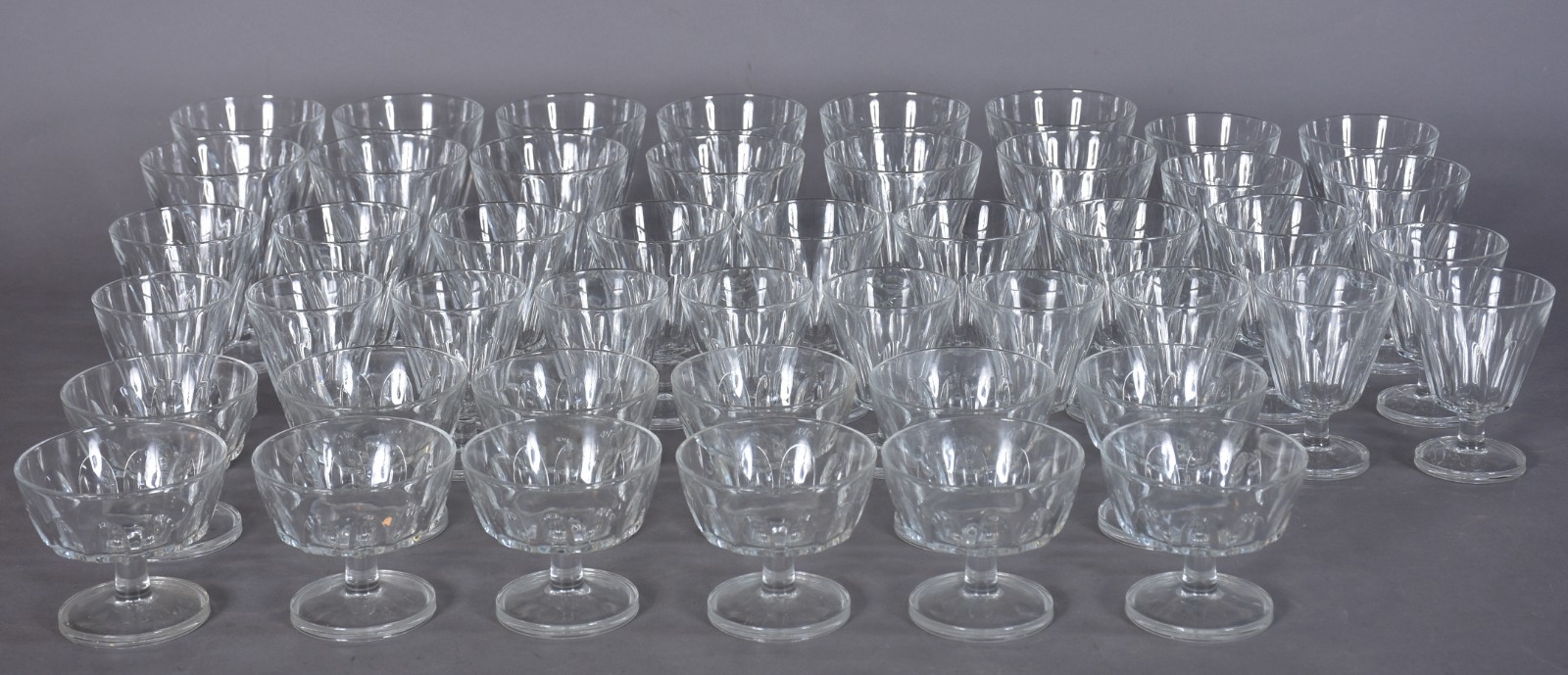 Serviço de copos em demi cristal francês, composto de: 12 taças para... - foto 3 de 4
