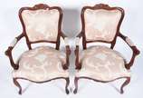 Par de poltronas de madeira nobre, estilo Luis ... - Par de poltronas de madeira nobre, estilo Luis XV, estofamento forrado com tecido estampado bege.